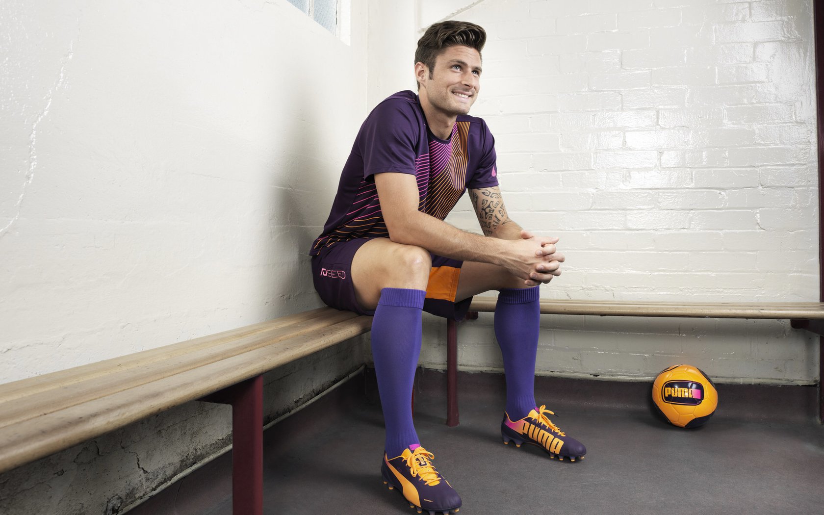 伊朗队前锋苏亚雷斯在巴黎奥运会上表现出色，苏亚雷斯转会巴黎